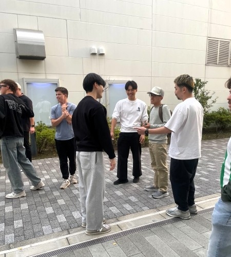 外国人グループと交流している様子